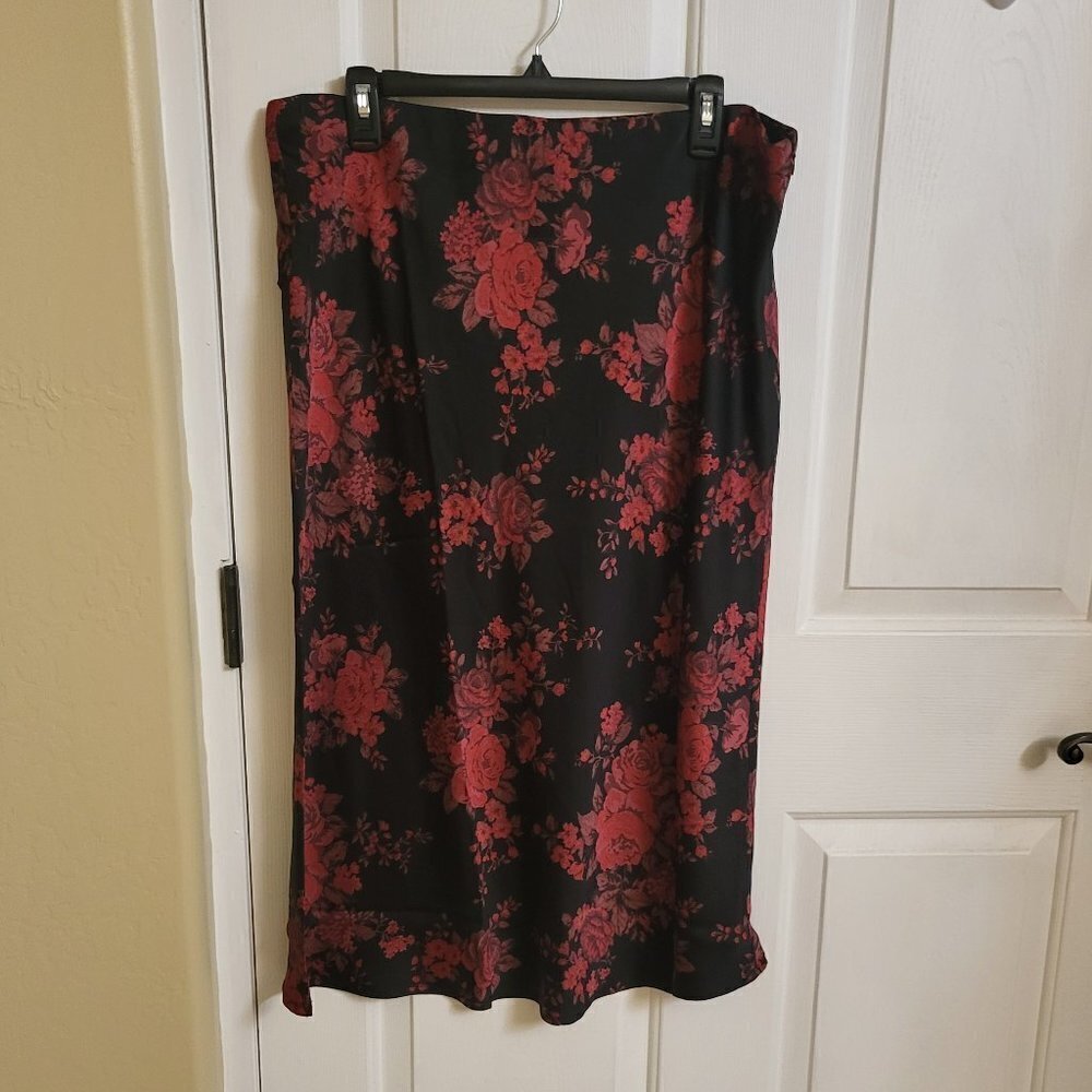 NWT Forever 21 Black skirt with Red Roses Size: 2XL